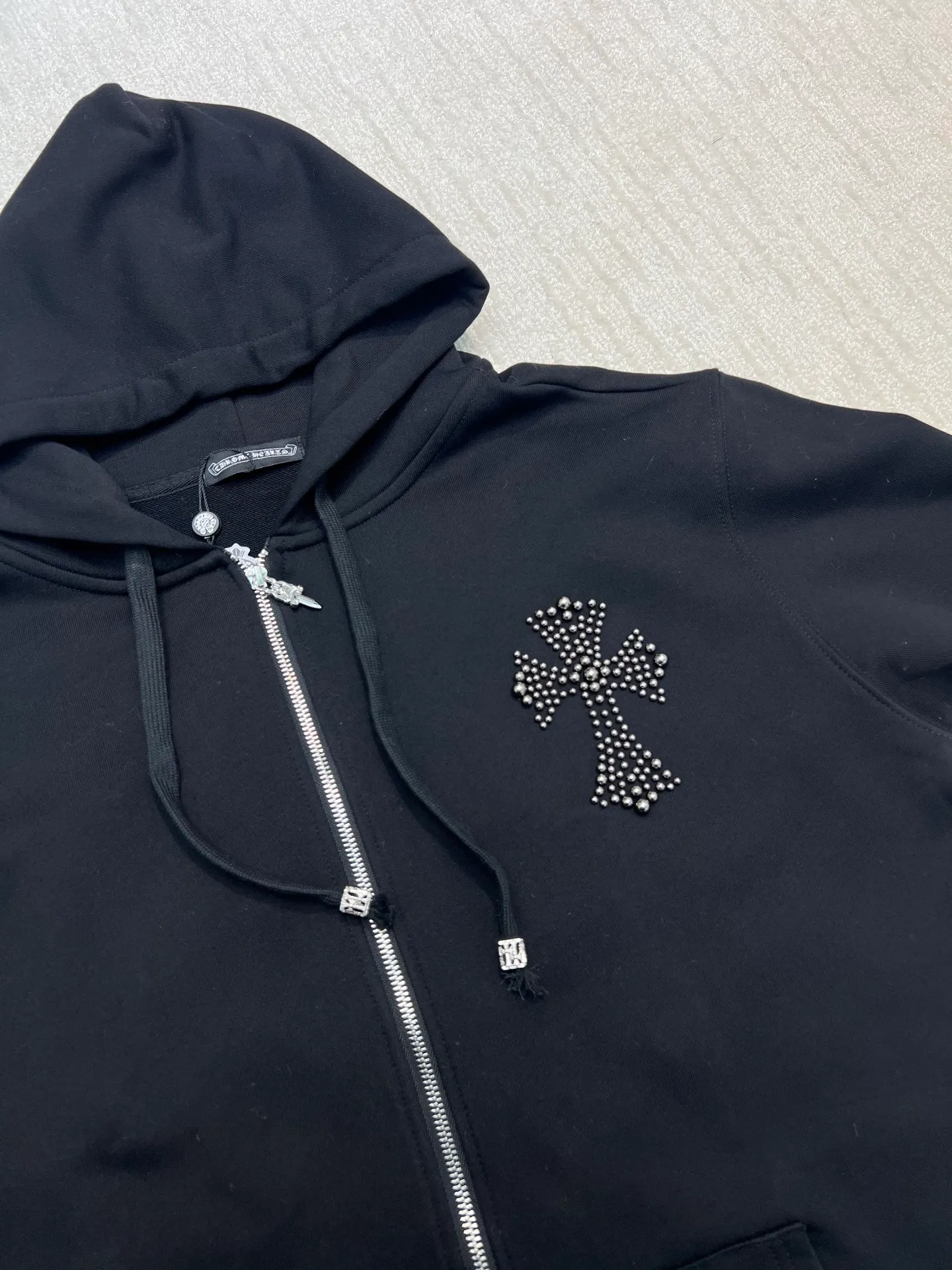 P350 𝗖𝗵𝗿𝗼𝗺𝗲 𝗛𝗲𝗮𝗿𝘁𝘀Cro Heart Pure cotton terry zipper hooded jacket High weight cotton double yarn 380g large terry fabric, fixed and dyed matching ribs, customized full set of accessories, clear letters and perfect restoration without difference. High-end atmosphere, full of class, imported rubber paddle printing graphics and customized bead blasting technology, all wiring is a special machine chain double line.  Size: M L XL XXL